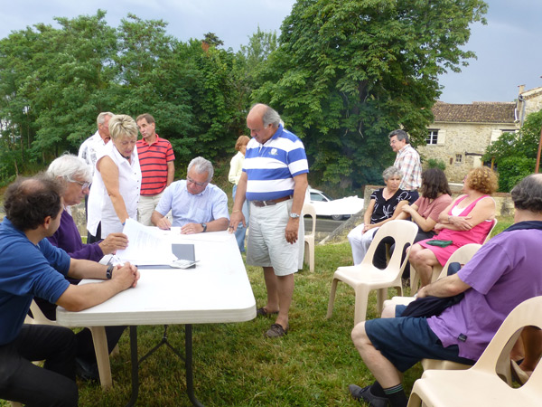 Préparation de l'A.G.: signature de la feuille de présence